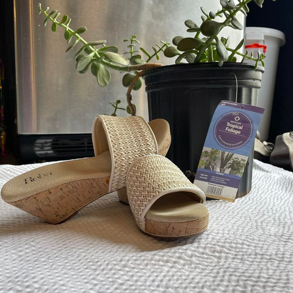 REBA  Women's Cream and Tan Sandals